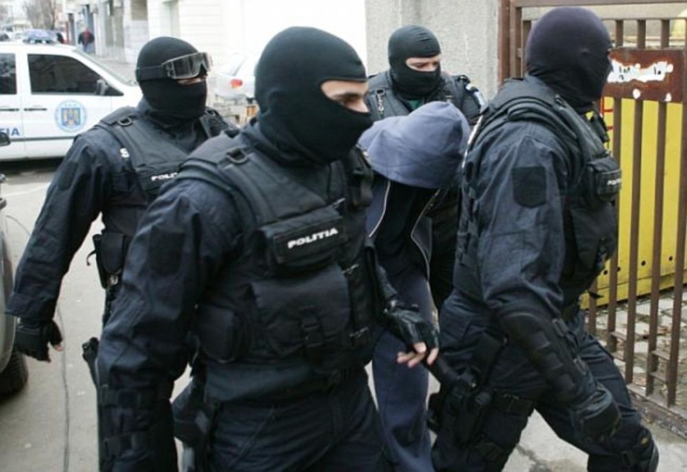 Percheziţii la cămătari din Corabia şi Caracal