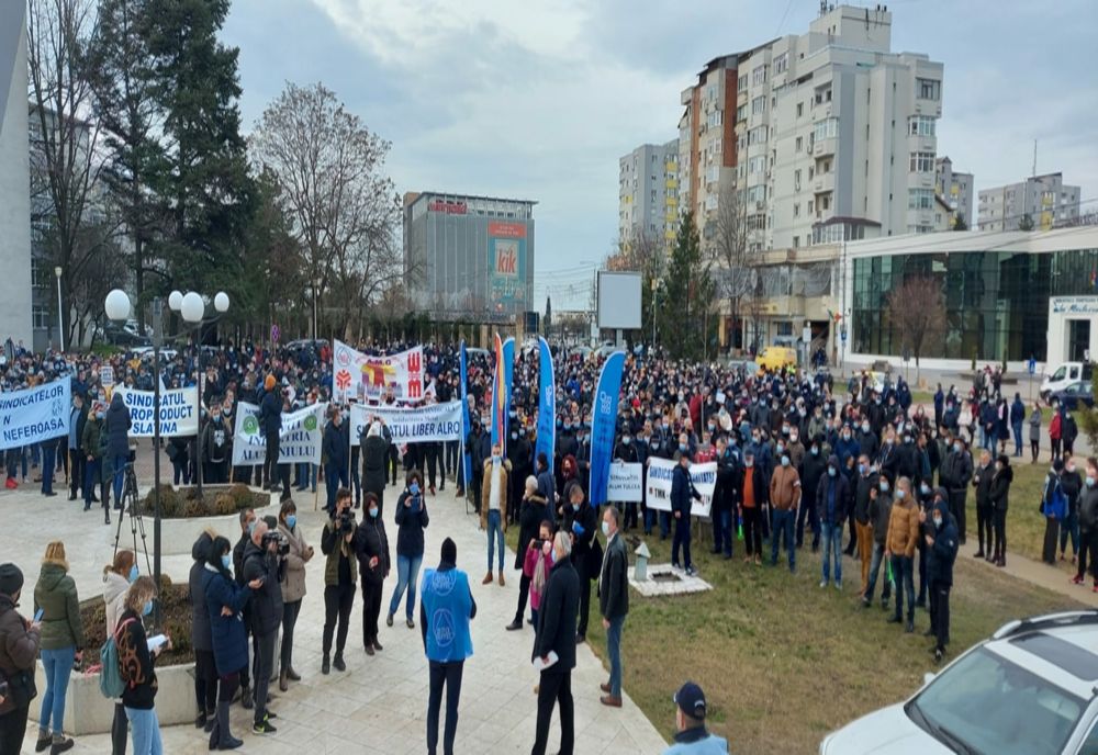 Criza de la Alro Slatina. Protest cu peste 500 de persoane, la Prefectura Olt (VIDEO)
