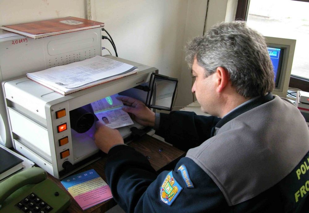 Oltenii se înghesuie să-şi facă paşapoarte. Programările online, epuizate pe mai multe săptămâni