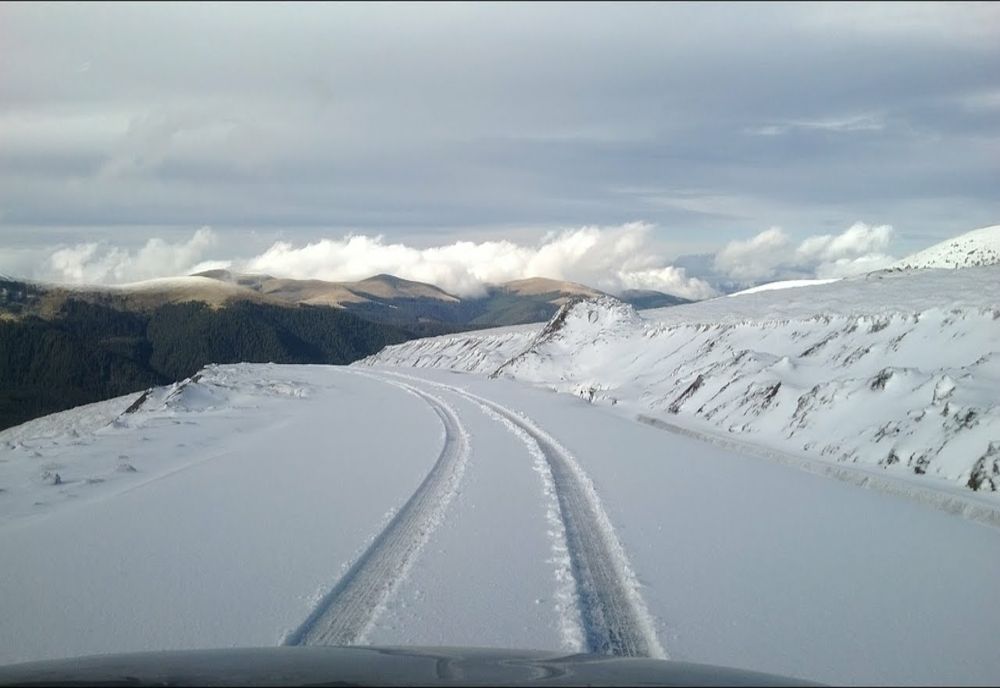 VIDEO|Ninge pe Transalpina! Evitați deplasarea dacă nu aveți autovehicule echipate de iarnă 
