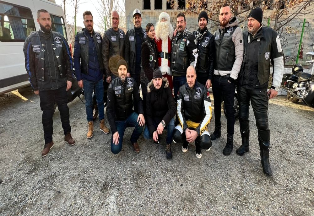 Olt: Moş Crăciun a venit pe motocicletă la copiii din centrele de plasament