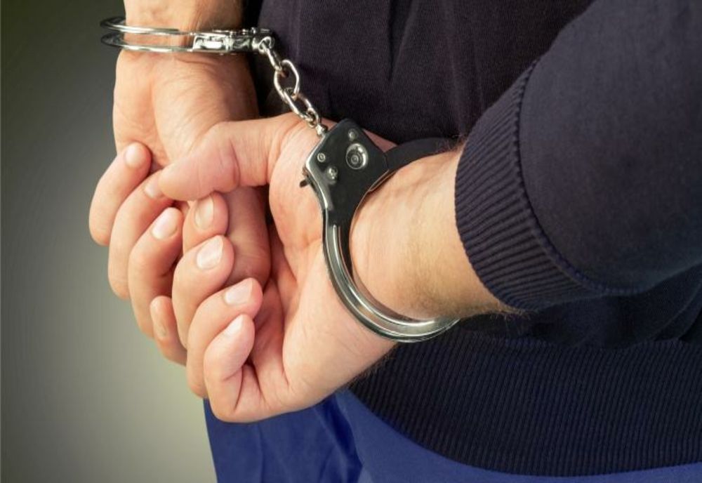 Un bărbat a fost arestat preventiv pentru agresiune sexuală, după ce a pipăit o fată de 9 ani într-un microbuz