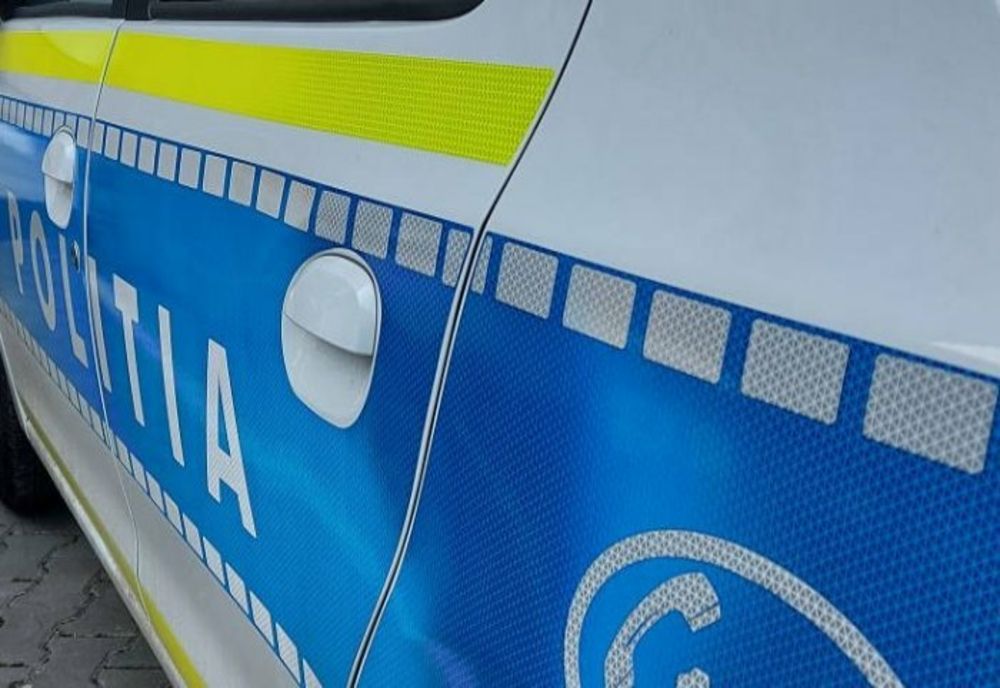 ACCIDENT GRAV LA PIATRA-OLT. NOUĂ PERSOANE RĂNITE DUPĂ CE UN AUTOTURISM A INTRAT ÎNTR-O TERASĂ 