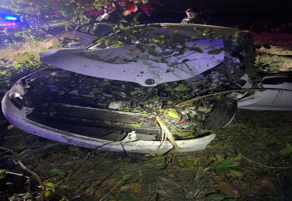 Trei persoane din Olt rănite într-un accident pe raza județului Buzău. Șoferul s-a oprit cu mașina într-un copac