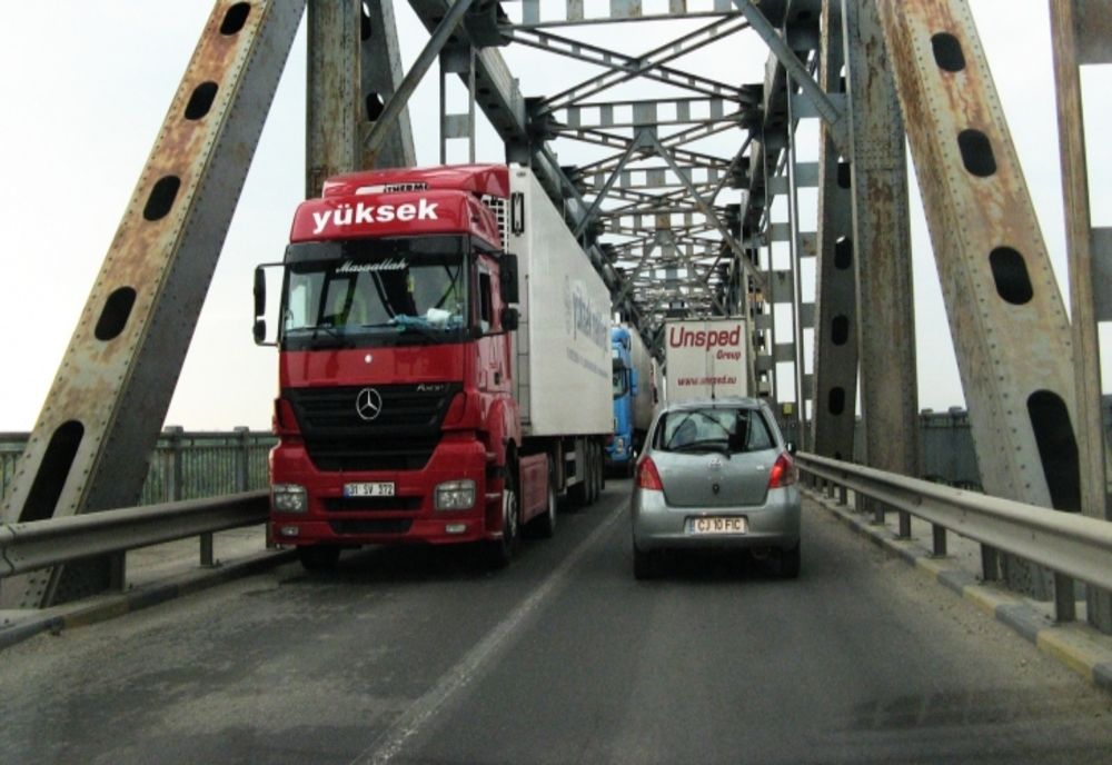 Se circulă pe o singură bandă pe Podul Prieteniei de la Giurgiu, până pe 7 iunie. Timpi de așteptare uriași: care este motivul