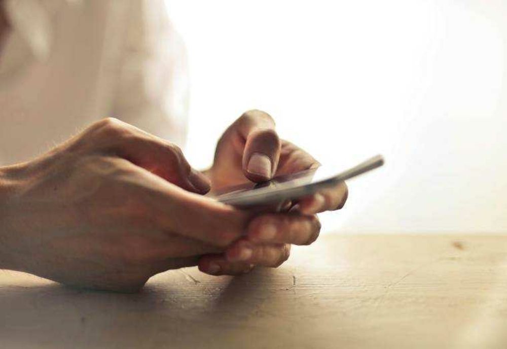 O NOUĂ ÎNȘELĂTORIE LA TELEFON: CUM SUNT LĂSAȚI OAMENII CREDULI FĂRĂ BANI ÎN CONT