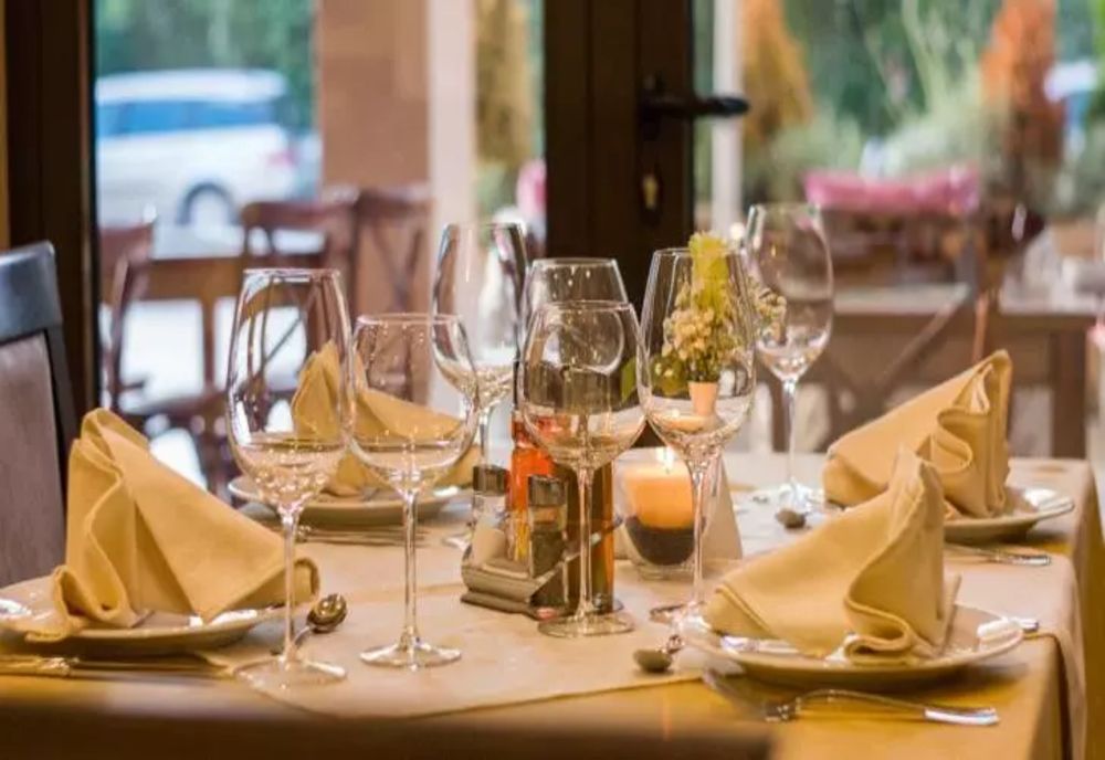 AMENZI DE 400.000 DE LEI PENTRU MUNCA LA NEGRU ÎN RESTAURANTE ȘI CURIERAT, APLICATE DE ITM