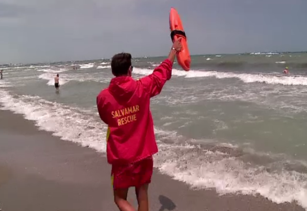 SALVAMARI AGRESAȚI, DUPĂ CE AU SCOS DIN MARE TURIȘTII LUAȚI DE CURENȚI