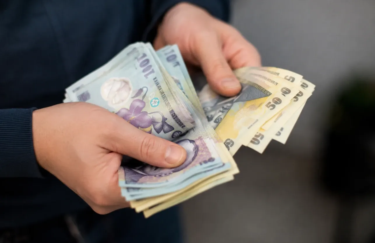 INS: Salariul mediu net a scăzut în luna mai