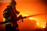  Dolj: Incendiu de amploare la Maglavit; au ars 20 ha vegetaţie uscată şi gunoaie din curţi