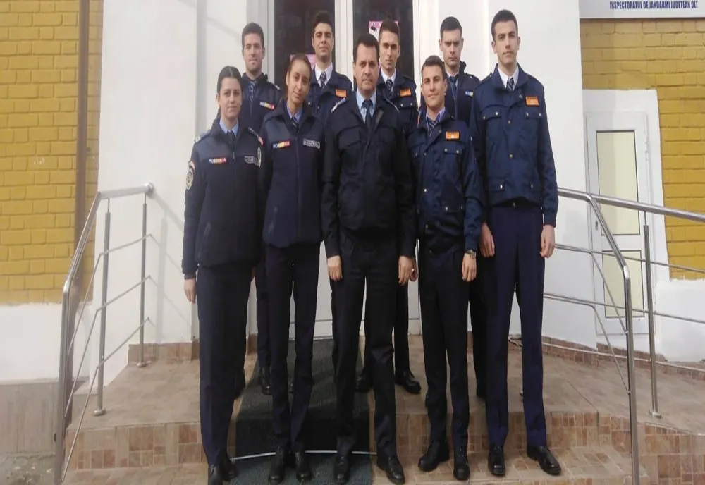 Opt studenți jandarmi în practică la Jandarmeria Olt