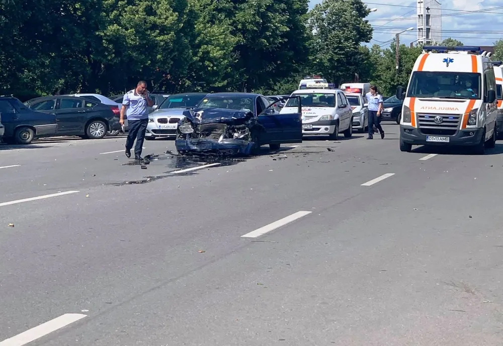 Trei maşini implicate într-un accident rutier, la Slatina. Două persoane rănite