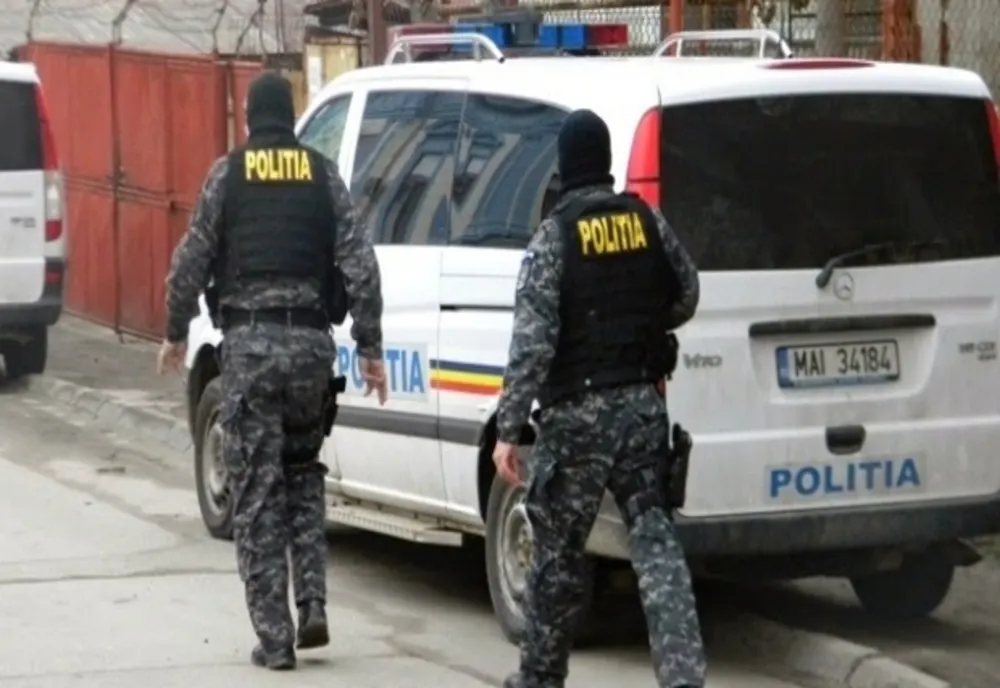 Percheziţii într-un dosar în care primării şi şcoli din zece judeţe au cumpărat mobilier urban de la firme fantomă din Olt