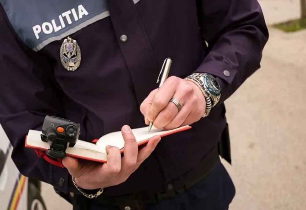 Olt: Nouă persoane, care participau la o petrecere privată, amendate de poliţişti