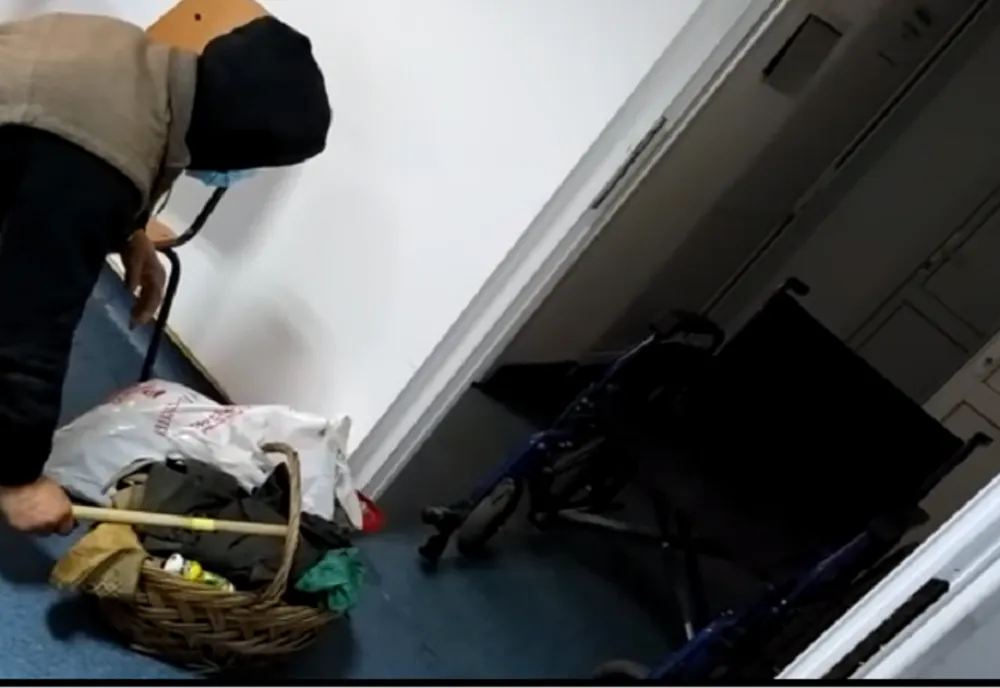VIDEO: Bătrân umilit pe holurile unui spital din Olt. Trei ore ÎN GENUNCHI