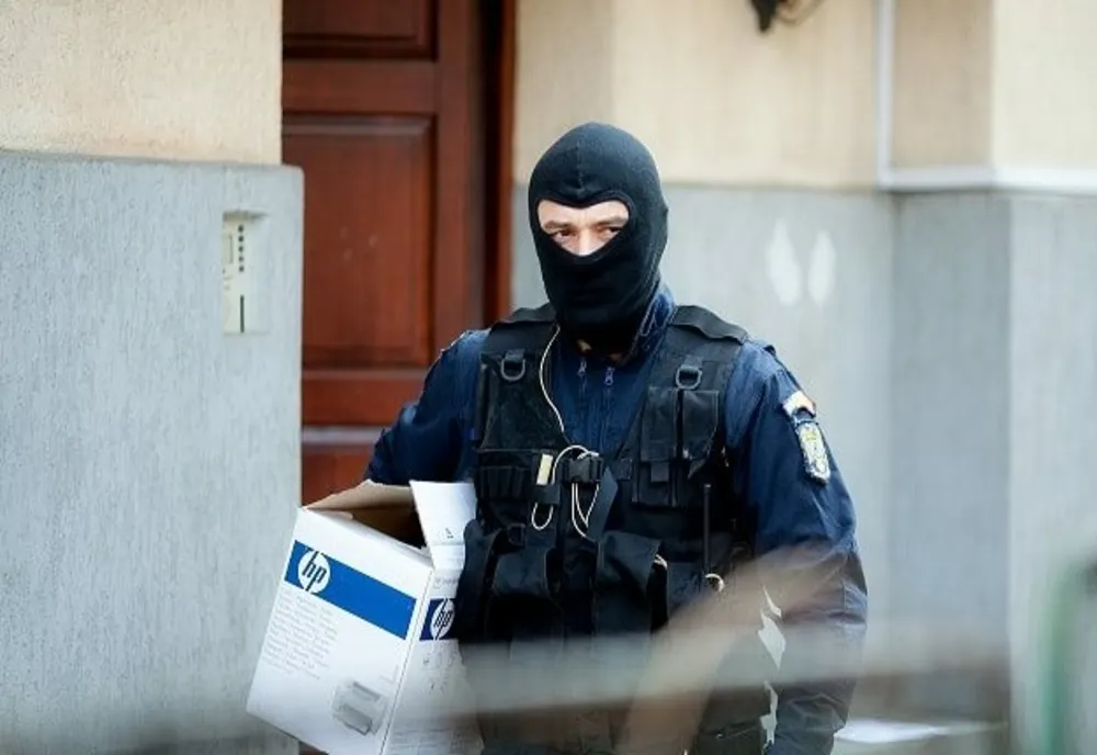 VIDEO | Percheziţii la braconierii din Olt: Cadavre de animale găsite de poliţişti, doi bărbaţi reţinuţi