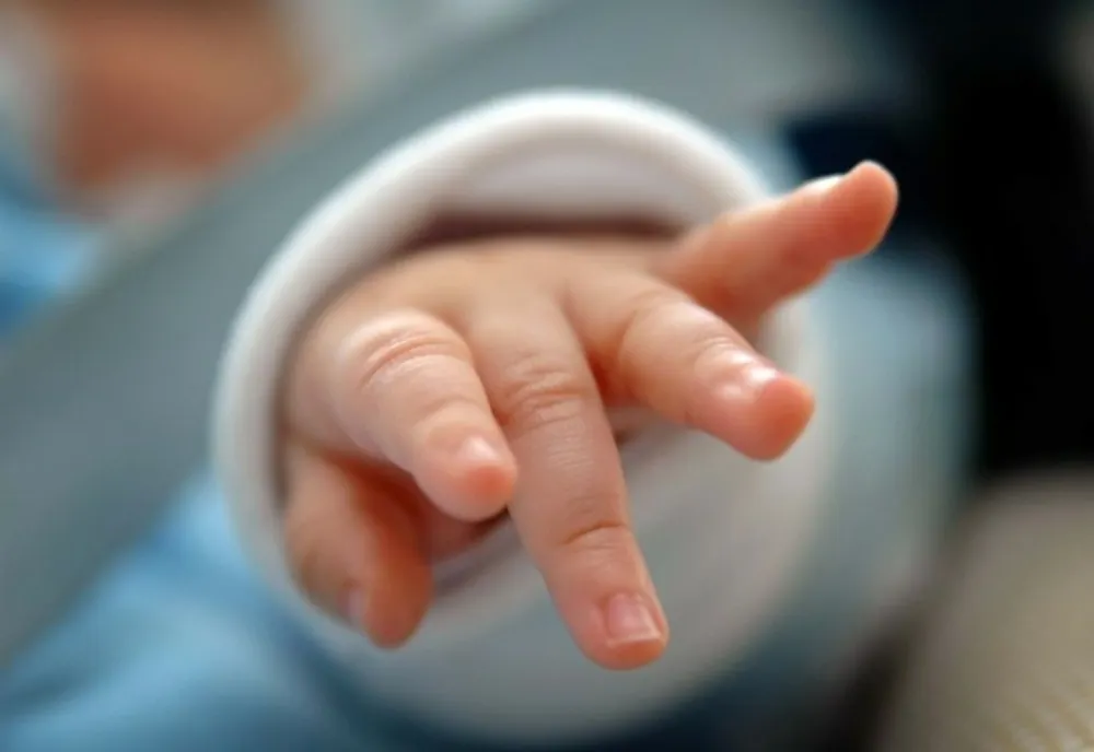 Un bebeluş de doar şapte săptămâni, din Olt, confirmat cu COVID-19
