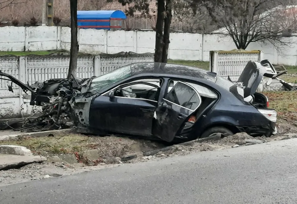 Olt: A intrat cu maşina într-un gard de beton, la Curtişoara