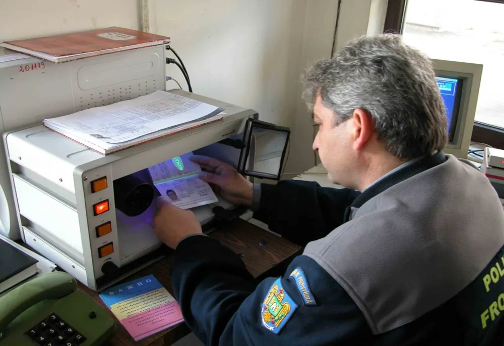 Oltenii se înghesuie să-şi facă paşapoarte. Programările online, epuizate pe mai multe săptămâni
