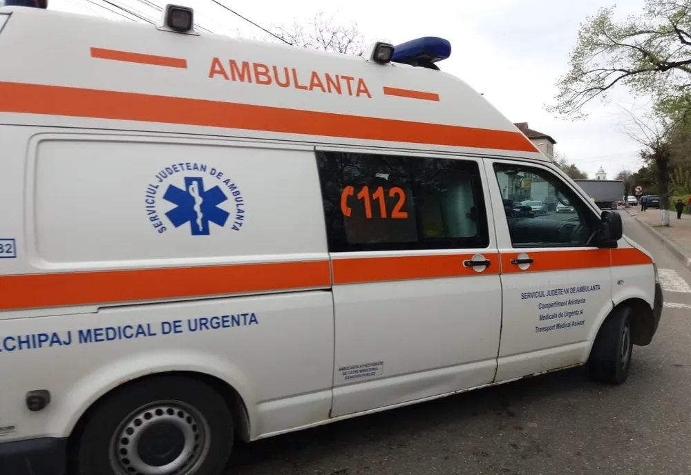 Fetiță de 6 ani grav rănită după ce a căzut de la etajul patru al unui bloc din Balș
