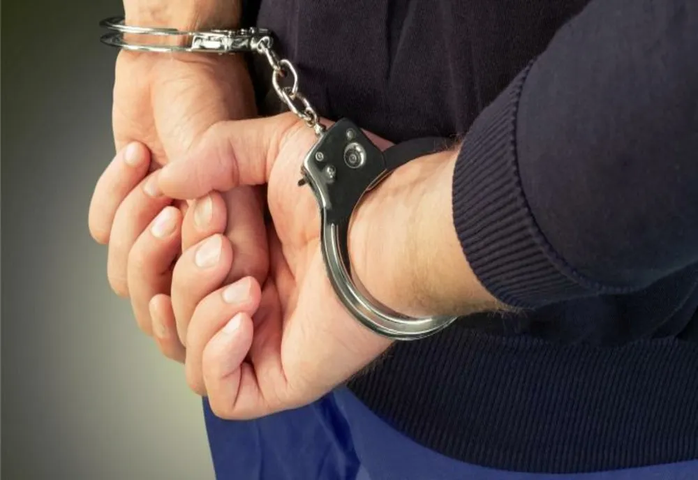 Români arestați în Franța, după ce au jefuit sute de morminte: pagube de 175.000 de euro