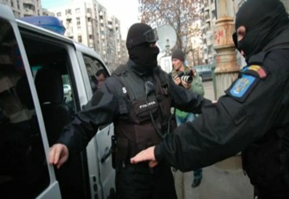 CADRE MEDICALE SUSPECTATE CĂ AU EMIS FIŞE DE APTITUDINI FALSE PENTRU LUCRU LA ÎNĂLŢIME. POLIŢIŞTII AU FĂCUT 11 PERCHEZIŢII ÎN TREI JUDEŢE