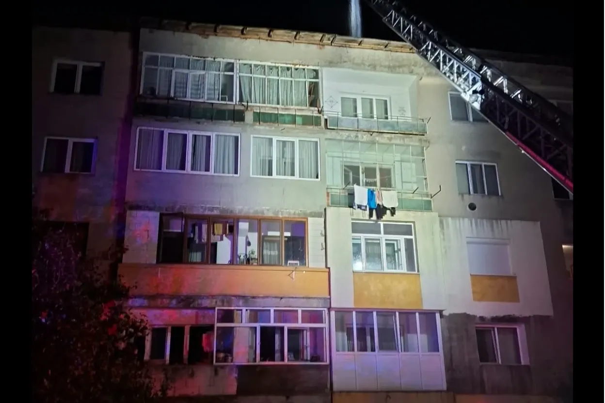 Incendiu într-un bloc din Balş