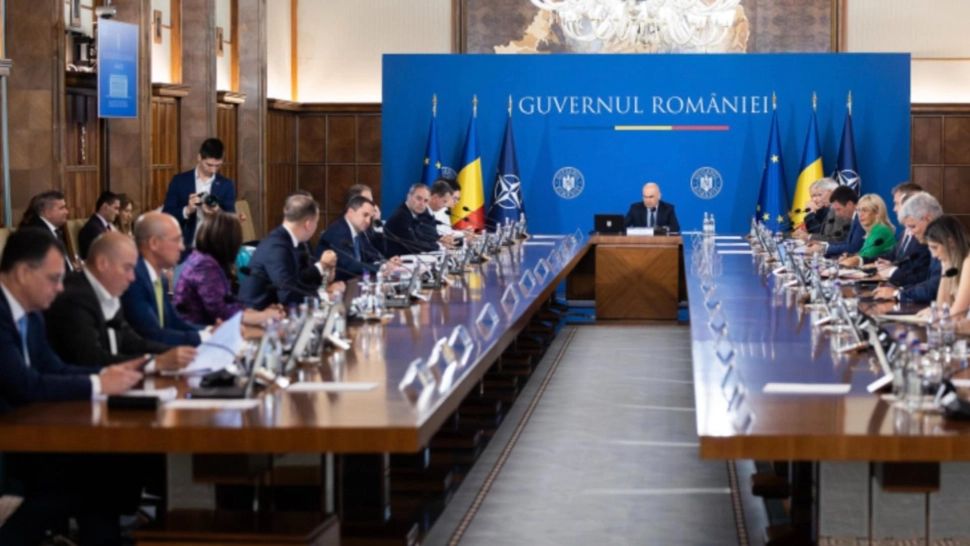 Guvernul urmează să adopte marţi OUG privind declararea situaţiei de criză pe piaţa ţiţeiului şi a produselor petroliere