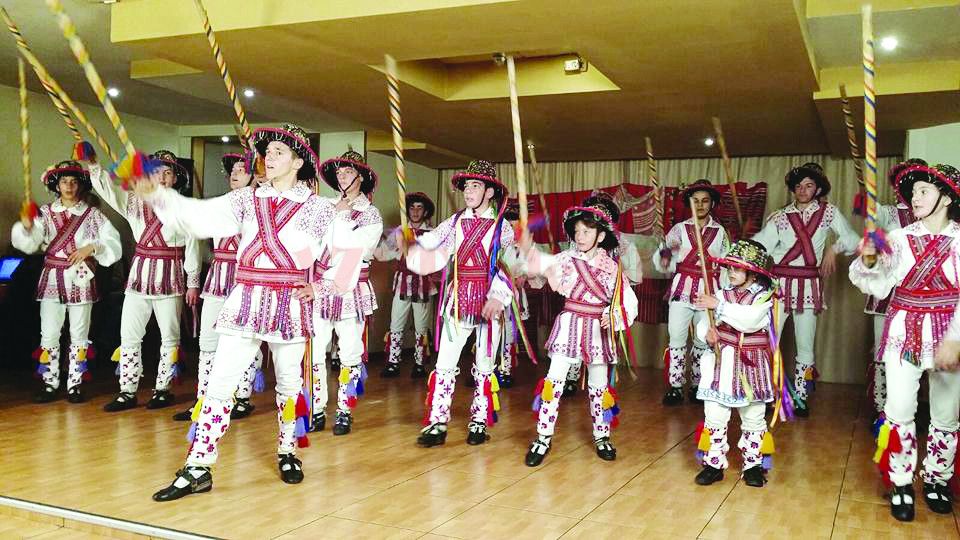 calusari-ghimpeteni-foto-pagina-de-facebook-ansamblul-poarta-olteniei