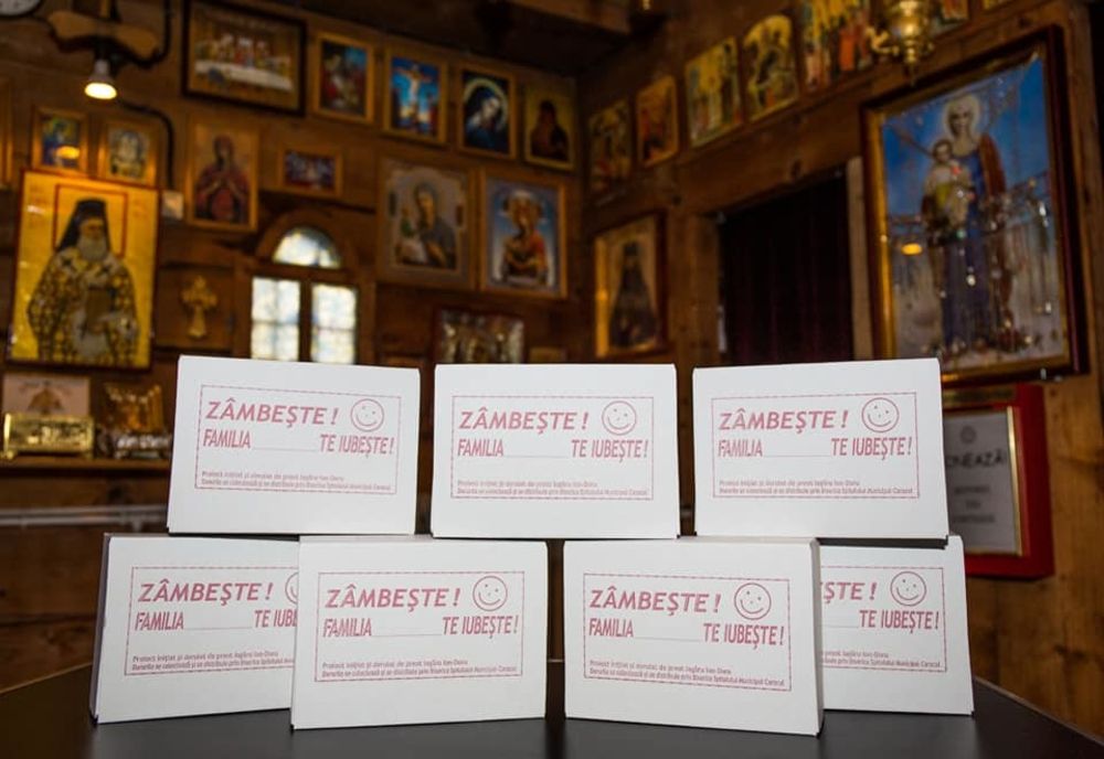 Campania „Zâmbește! Familia (noastră) te iubește!” adună daruri pentru copiii din spitale