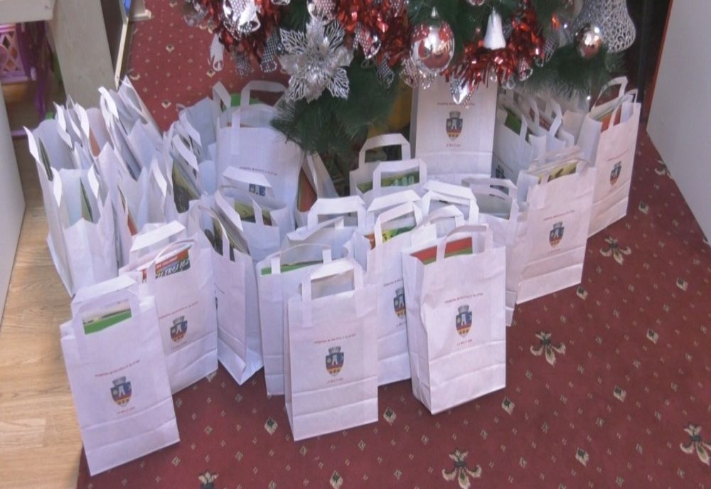 Cadourile de Moş Nicolae, aduse de primărie copiilor de la creşele şi grădiniţele din Slatina 