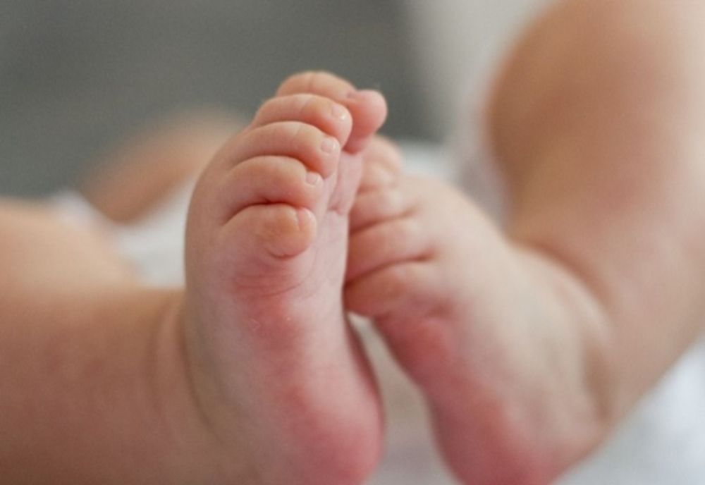 Un nou-născut a fost găsit abandonat într-o casă părăsită din Olt