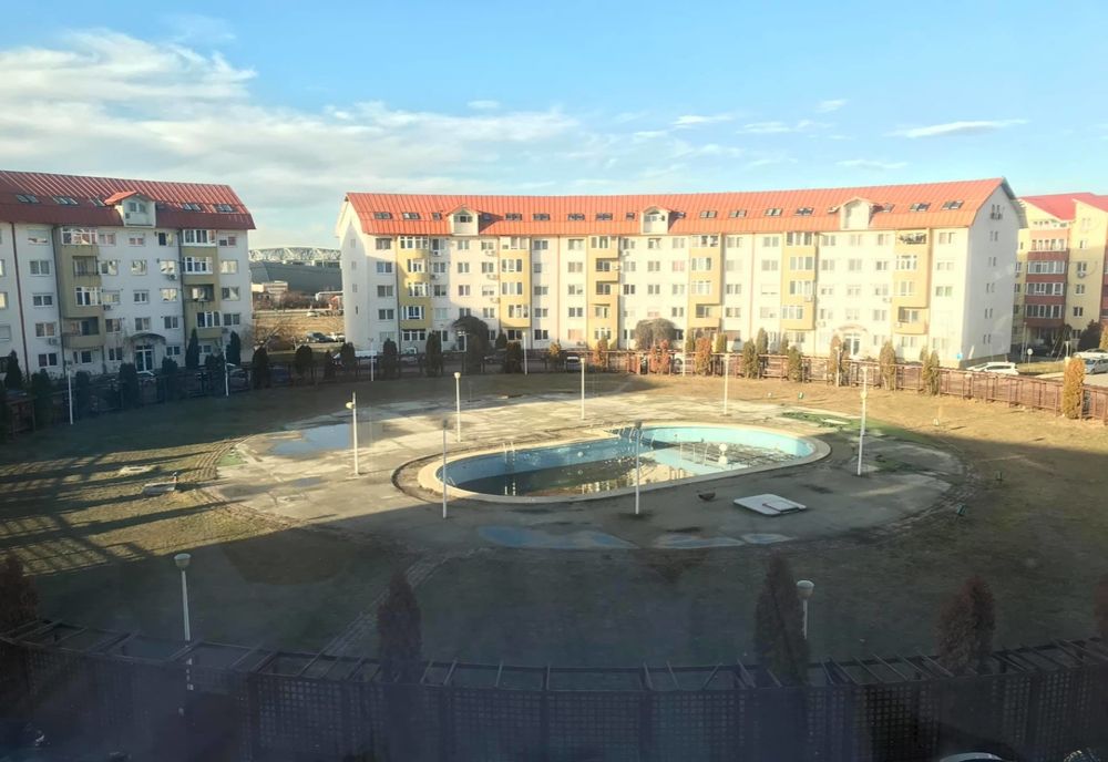 "Cartierul cu piscină" din Slatina rămâne fără zona de agrement. O parcare, în loc