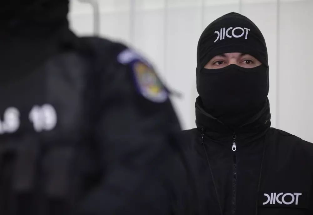 Minore din Caracal, racolate de o reţea de proxeneţi. Obligate să danseze la bară şi să se prostitueze - VIDEO