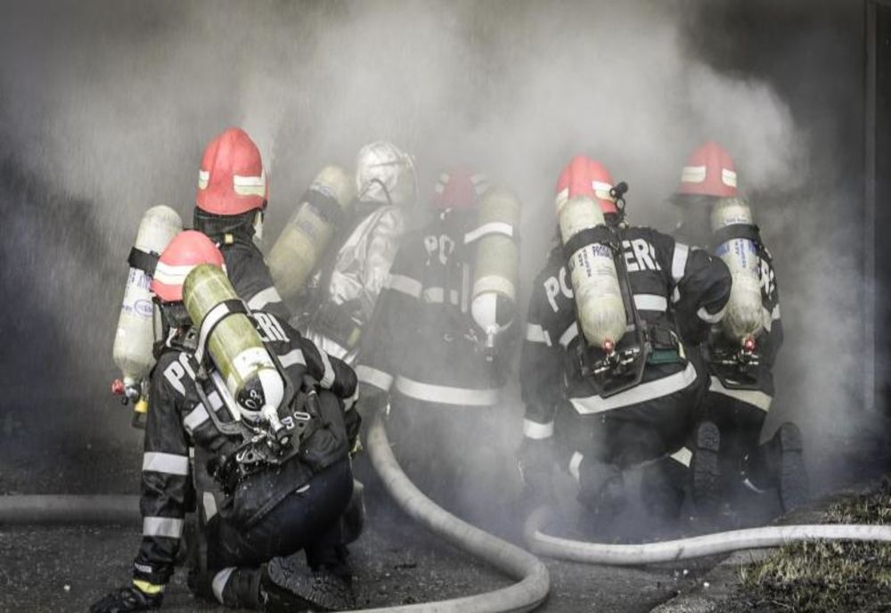 VIDEO. Locuinţă din Olt, distrusă de un incendiu de proporţii. De la ce a pornit focul