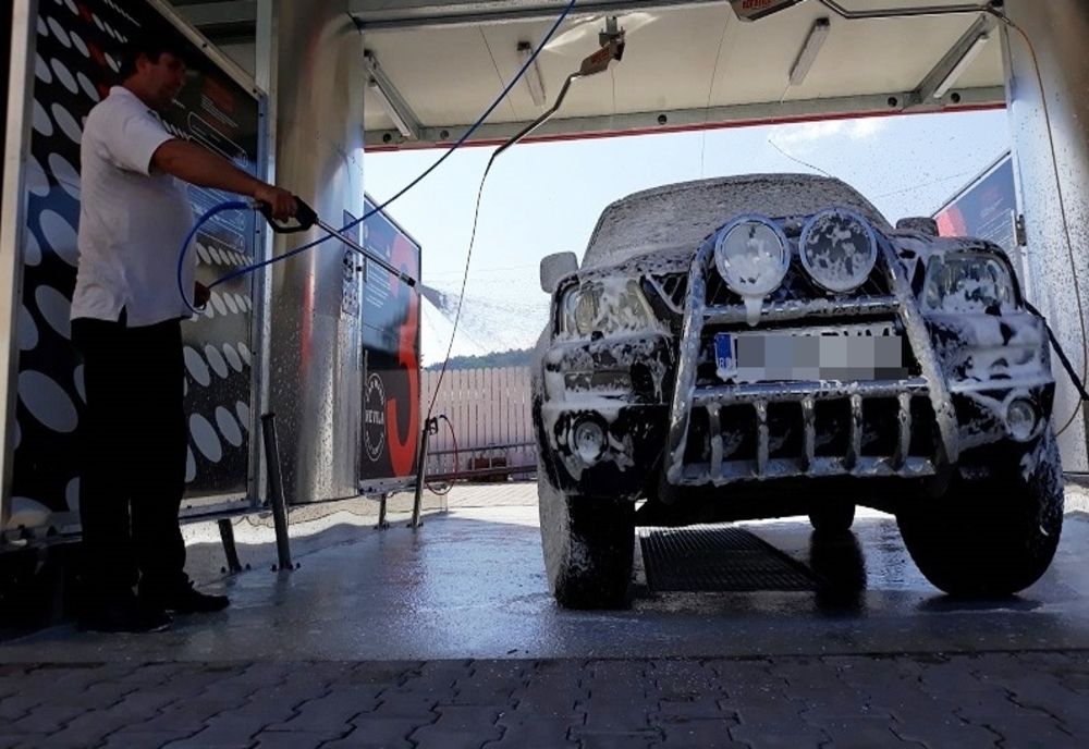 Poliţiştii din Slatina i-au amendat pe şoferii care au ieşit să-şi spele maşinile la "selfservice". Au încalcat Ordonanţa militară 3