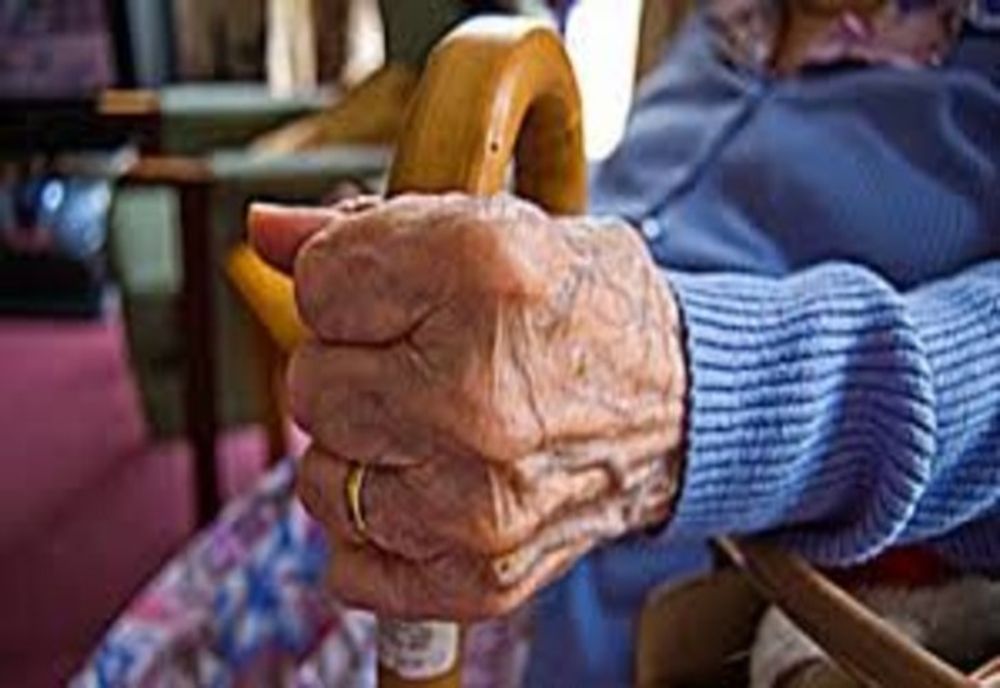 Vârstnicii din Slatina, ajutaţi de municipalitate. Angajaţii primăriei le fac cumpărăturile