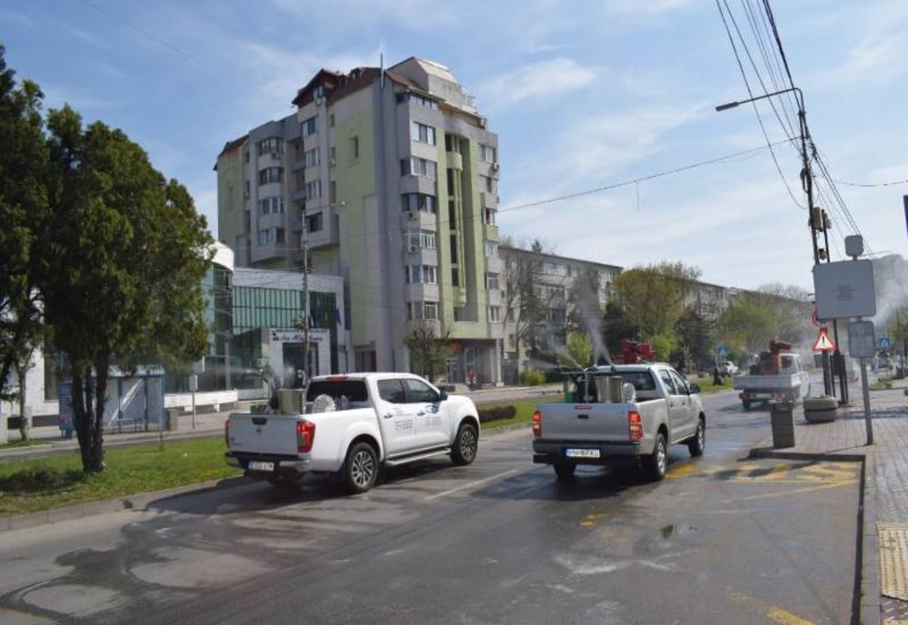 VIDEO. Zeci de utilaje şi muncitori pentru dezinsecţia Slatinei