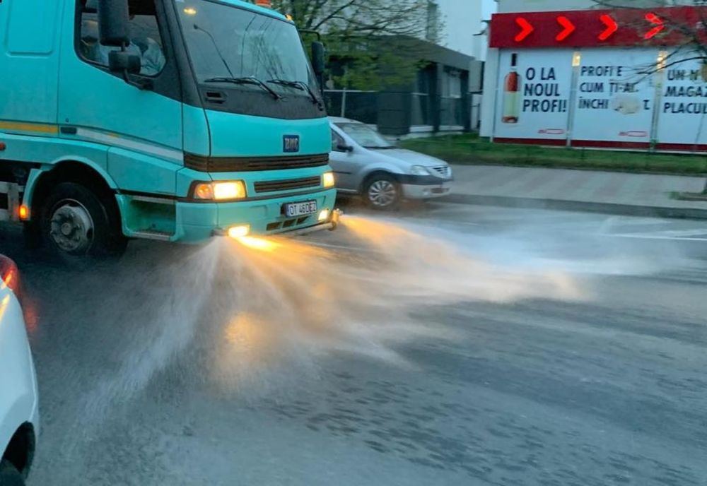 Spălarea şi dezinfecţia spaţiilor comunea continuat, la Slatina
