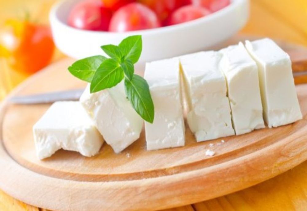 Un supermarket din Slatina vindea brânză expirată. Poliţiştii au găsit 30 de kilograme
