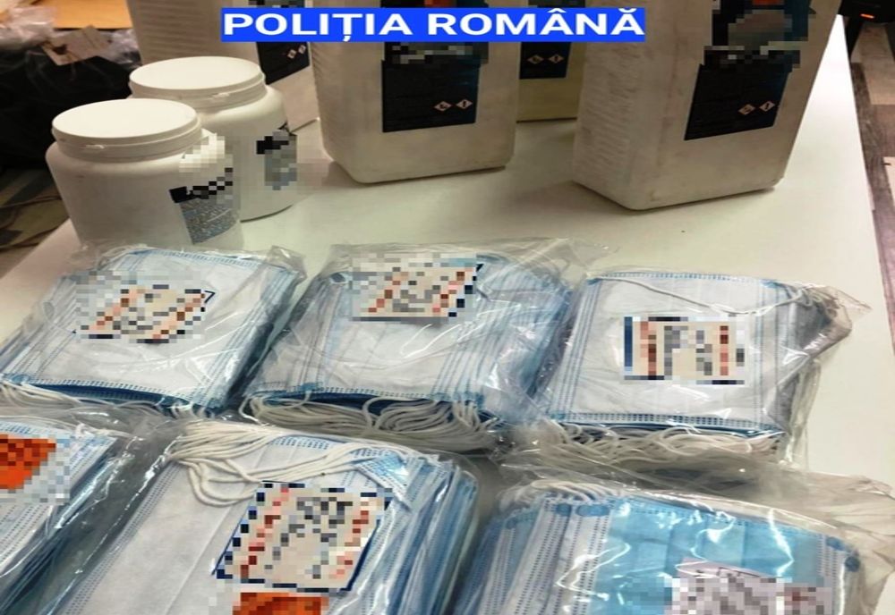 Sute de măşti şi mii de tablete dezinfectante, găsite de poliţiştii din Olt la o societate din Potcoava
