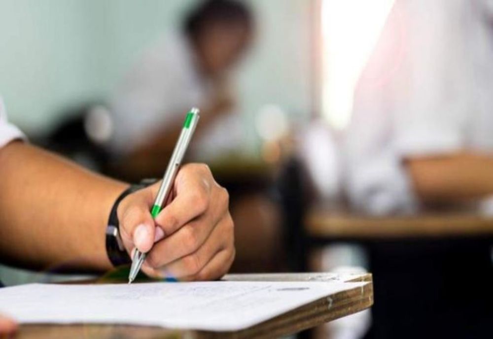 Olt: Elevii au lipsit pe capete şi de la a doua probă a Evaluării Naţionale
