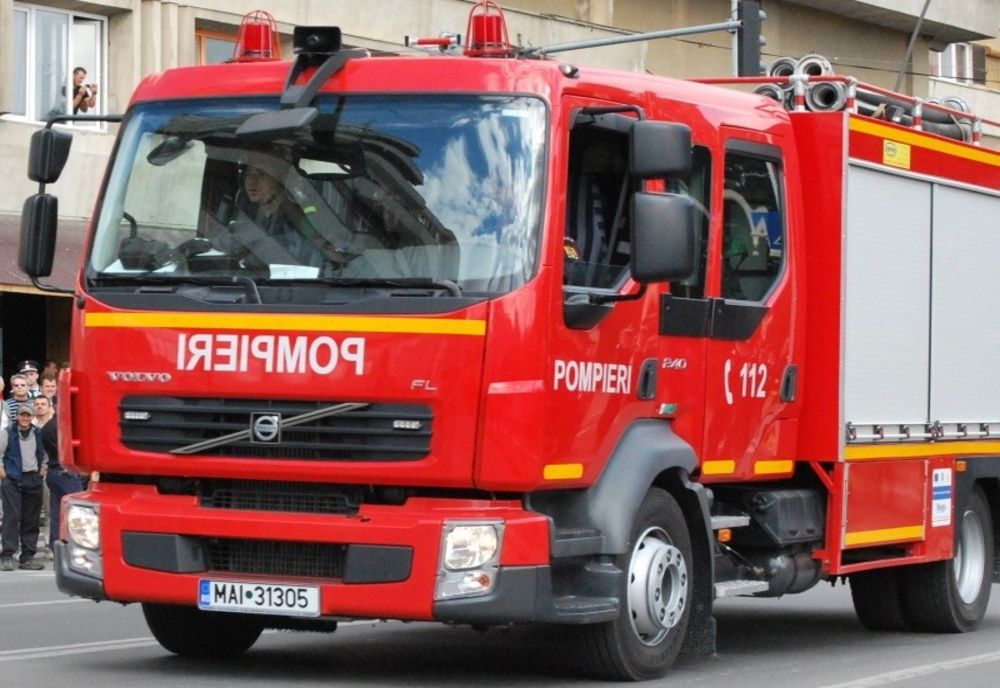VIDEO. Pompierii au intervenit pentru stingerea unui incendiu de vegetaţie uscată, la Brebeni