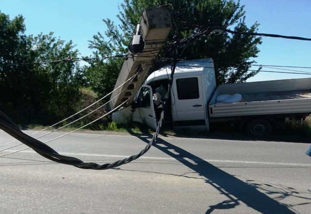 Olt: O autoutilitară a doborât un stâlp de electricitate