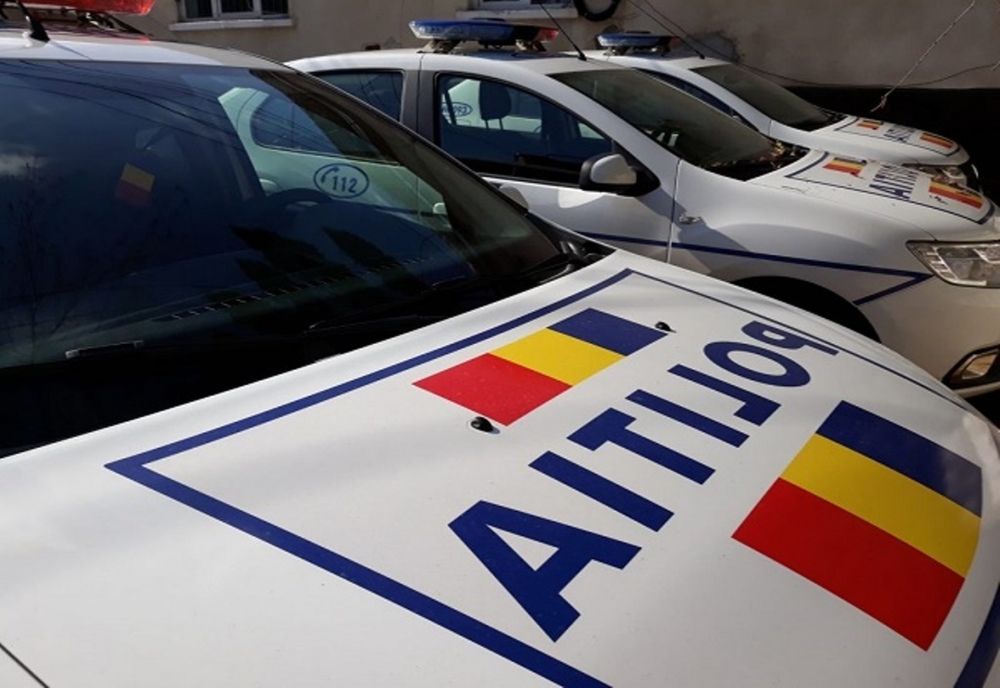 Olt: Şofer fără permis, reţinut după ce a intrat într-o staţie de autobuz şi a acroşat un poliţist