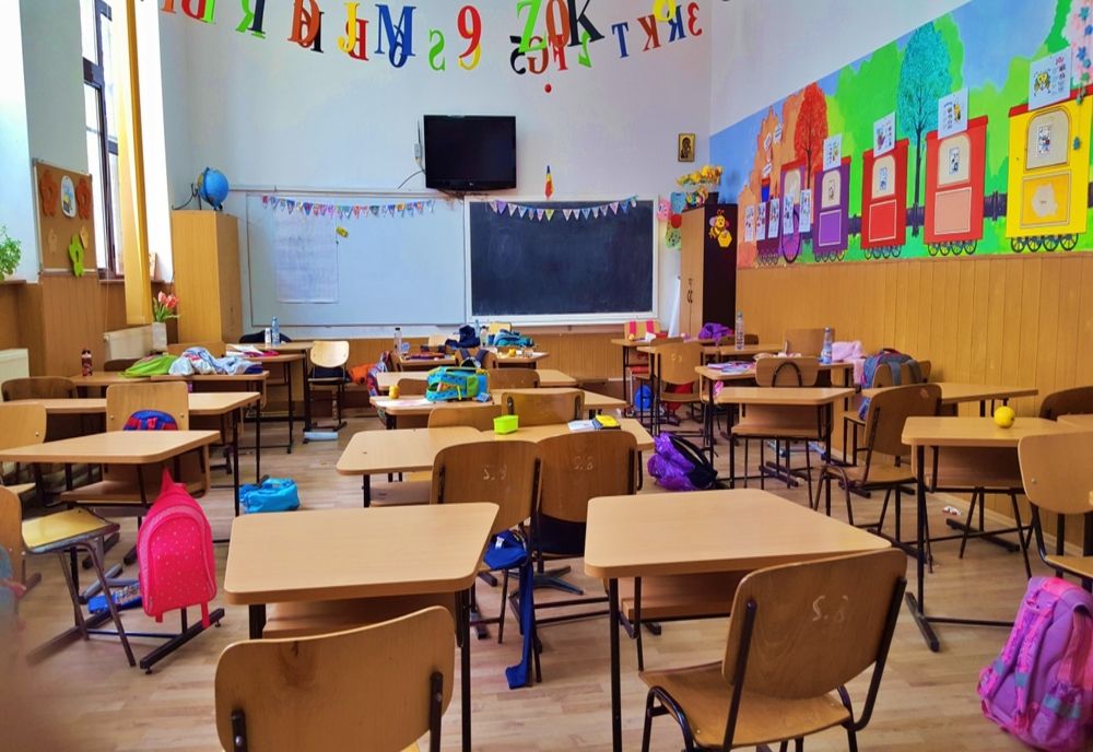 La Caracal, primăria taie băncile din şcoli pentru a asigura distanţarea socială