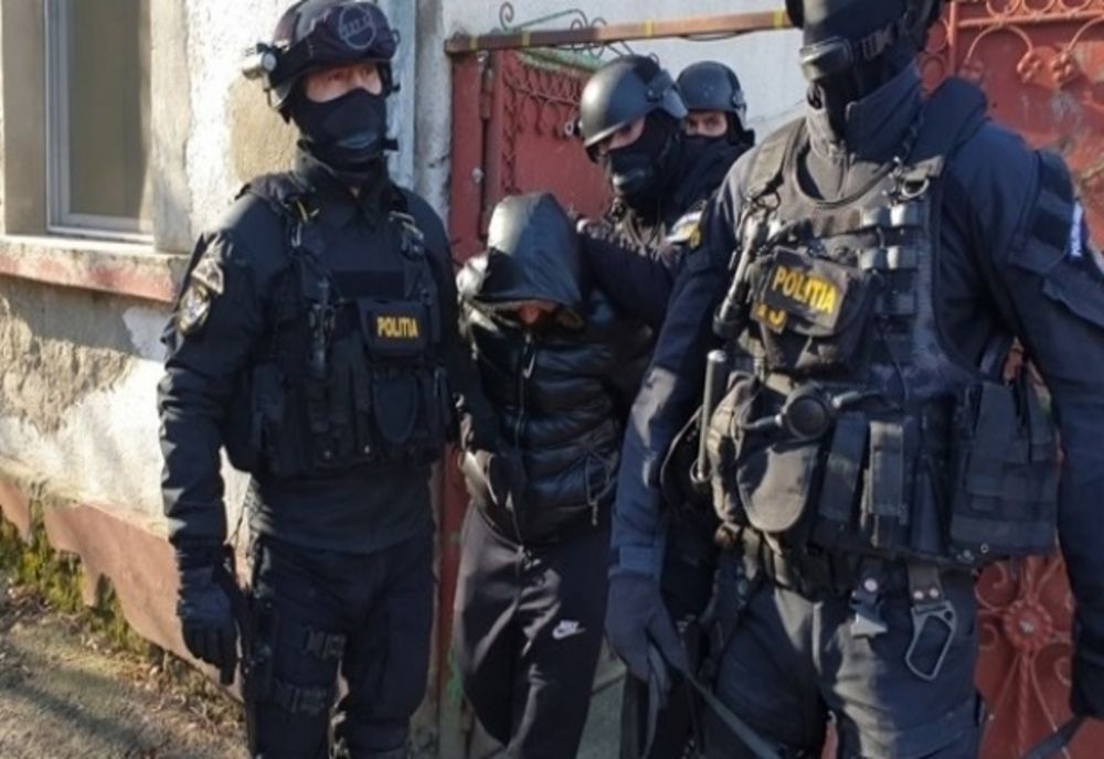 Percheziţii în Olt. Pistol, două cutii de proiectile metalice și butelii cu dioxid de carbon, găsite în locuința unei femei