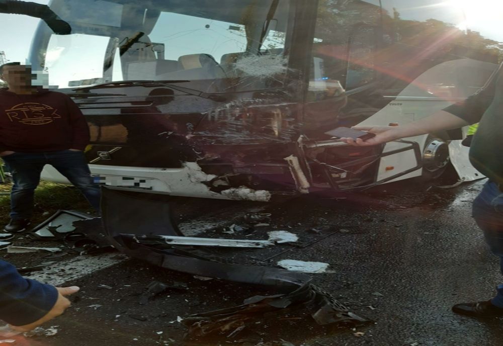 FOTO. Mai multe persoane la spital, în urma unui accident dintre o dubiţă şi un autocar