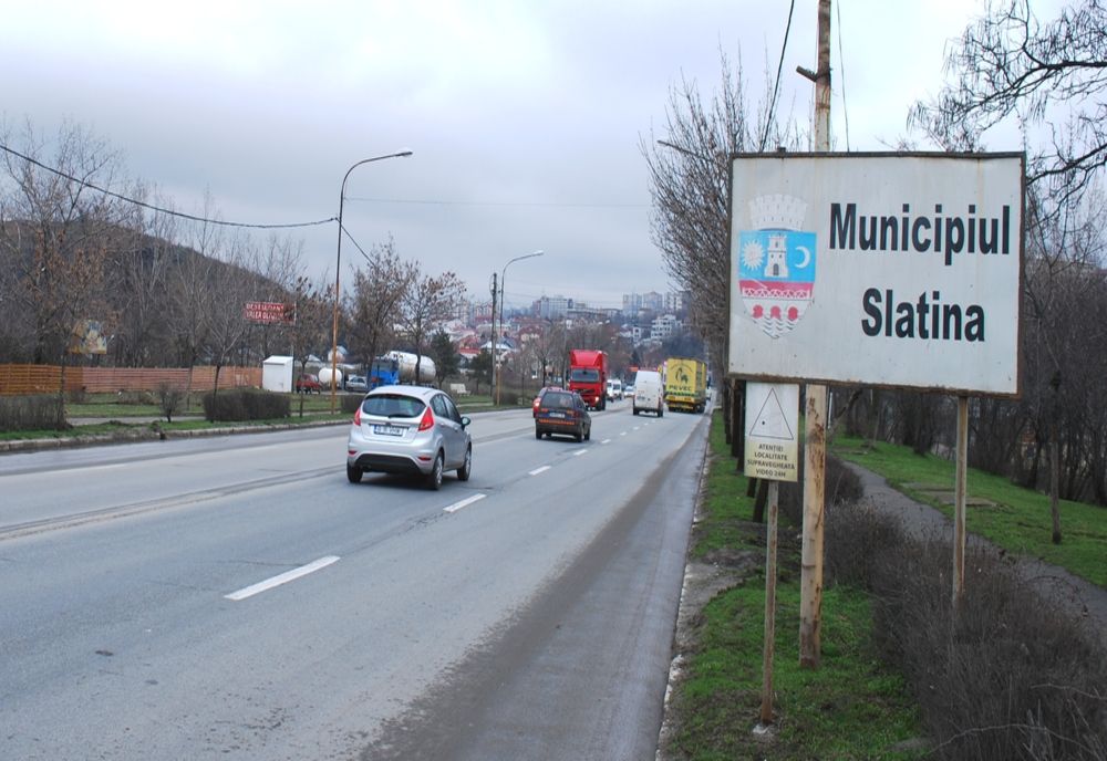 Se circulă pe o singură bandă, la intrarea în Slatian dinspre Piteşti