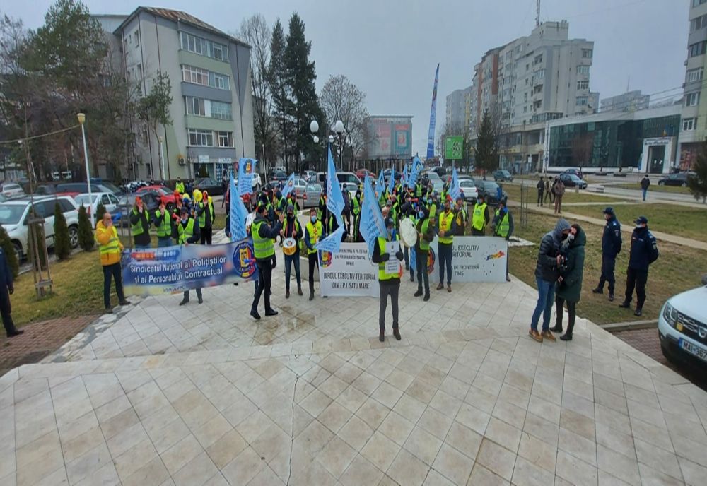 VIDEO. Un nou protest al poliţiştilo, la Prefectura Olt. Au fost susţinuţi şi de sindicatele de pe platforma industrală a Slatinei